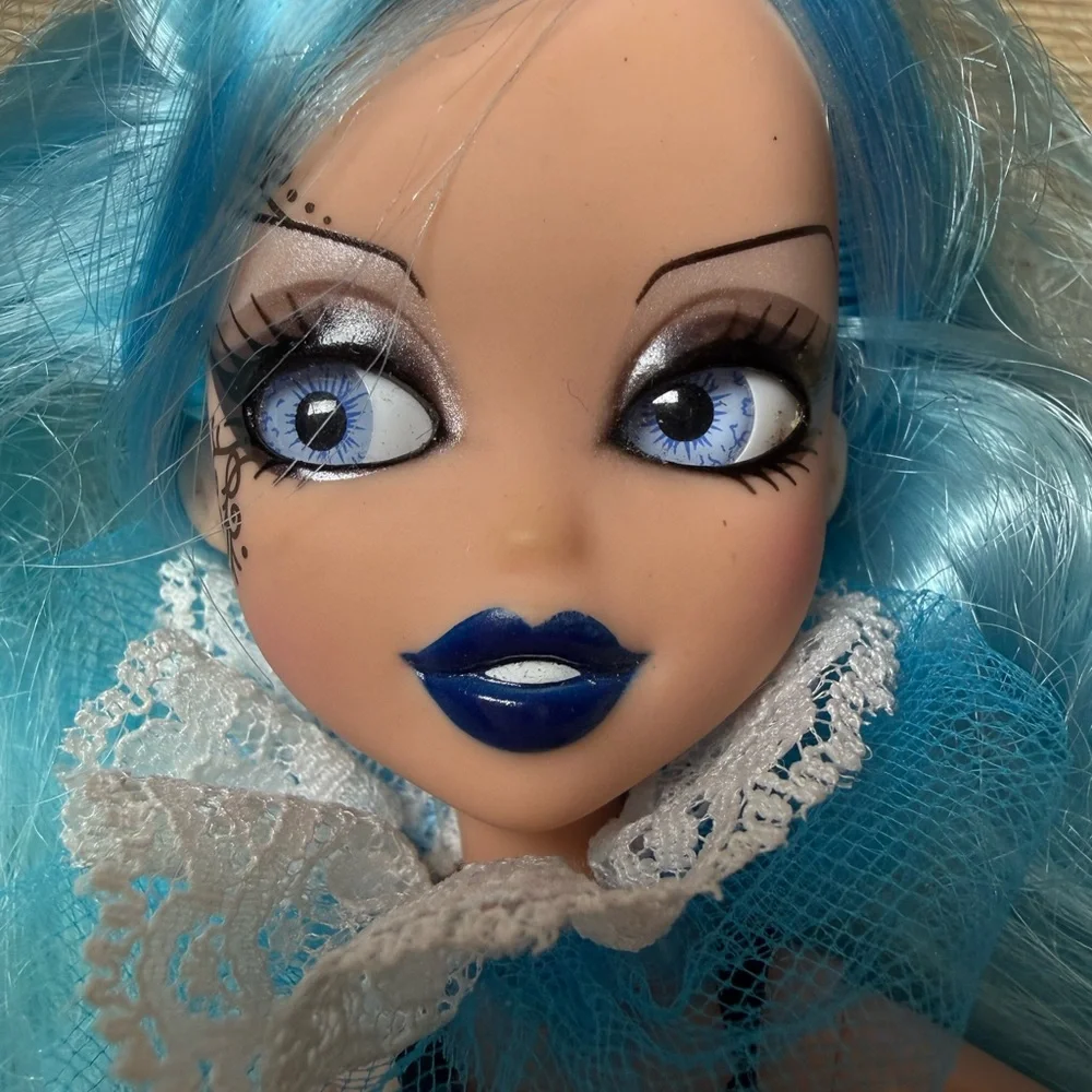 Bratzillaz Bratz Carolina Past - Picture 2 of 4